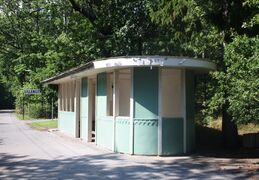 Kiosken vid Lillängens station på Saltsjöbanan finns fortfarande kvar, den är ritad av Waldemar Johansson liksom flera av väntpaviljongerna på Nockebybanan på 1920-talet.