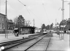 Alléparken spårvagnshållplats i Äppelviken 1931. Spårvagnen är på väg mot Alvik.
