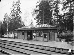 Höglandstorget spårvagnshållplats i Höglandet 1931. Väntpaviljongen ritades av Waldemar Johansson.