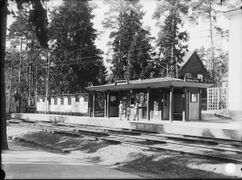 Smedslätten (Nockebybanan) spårvagnshållplats vid Smedslättstorget 1931. Väntpaviljongen ritades av Waldemar Johansson.
