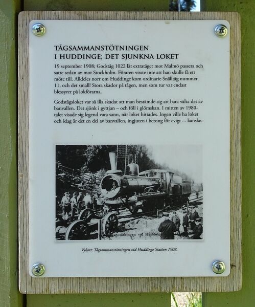 Fil:Järnvägsolyckan i Huddinge 1908 (infoskylt).jpg