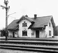 Lessebo station - 1956 - året före stationshuset revs och ersattes av ett nytt - Foto: Sveriges Järnvägsmuseum